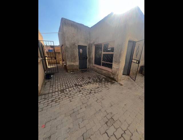 11 BEDROOM HOUSE FOR SALE IN TEMBISA CENTRAL